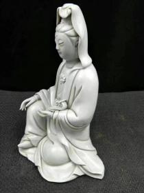 明代德化瓷菩萨一尊，精工雕塑而成，神态自然安详，形象逼真栩栩如生！色彩纯正细腻温润如玉！品相一流！