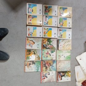 六年制小学课本 语文1-12缺第三册 数学1-12缺一，三，八，其中语文第四册和数学第十二册缺后皮 都是配本年份不一样