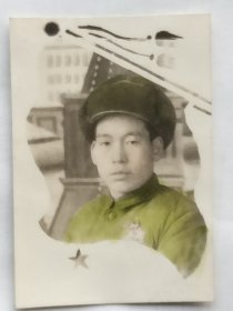 中国人民志愿军回国纪念——1954年（佩戴胸标，有题跋，带1枚徽章）手工上彩