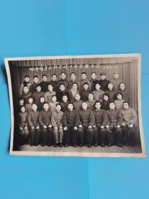 1973年哈市靖宇公社全体干部合影留念照片长20宽14.9厘米。