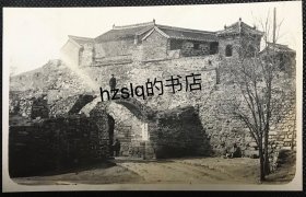 【照片珍藏】民国威海卫南门门楼及周边景象，右侧建筑为观音庙，拱门上站一男子，门上有一“點亞細亞油”广告。威海卫南门又名德胜门，其所在位置在今统一路与世昌大道交界处一带。老照片内容少见，甚为难得