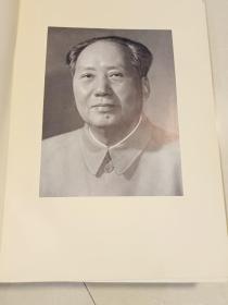 中华人民共和国成立十周年献礼西班牙文大画册。国庆本。1959年初版。非常珍贵。里面有重要领导人的简介以及重要画片。收藏价值较高。因为又大又厚，人为翻动造成个别地方有小的瑕疵，有个别画片有开裂的地方，介意者勿拍 。六十四年了，有点小瑕疵再所难免，要求苛刻者勿拍。分成两单拍摄，这样展示的图片相对能多些。页数实在是太多了。
大家随便拍哪个单都可以。

建国十周年献礼画册《中国
 1949-1959》