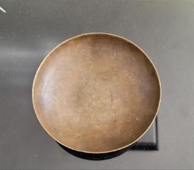 民国时期铜笔洗一个。铜质精细，胎体厚重，器型秀美。底部有双圈纹饰。直径13.5厘米，高4厘米。全品。保真。