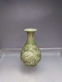 宋（960--1127）耀州窑玉壶春瓶。