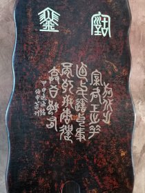 【金徽】落霞式 玉轸足 造型简洁朴素，声音清雅纯正。桐木制，轮廓线条挺拔有力，岳尾以紫檀制。琴面髹犀皮色漆，漆层致密，琴底髹暖栗色漆与深褐色漆。规整雅致，制作精良。金徽星罗井然，木轸如月华，精巧雅致。长方形龙池凤沼，龙池上刻 金徽二字，填有金痕，其音清朗松透，古朴内敛，实为存世古琴的可圈可点之作。