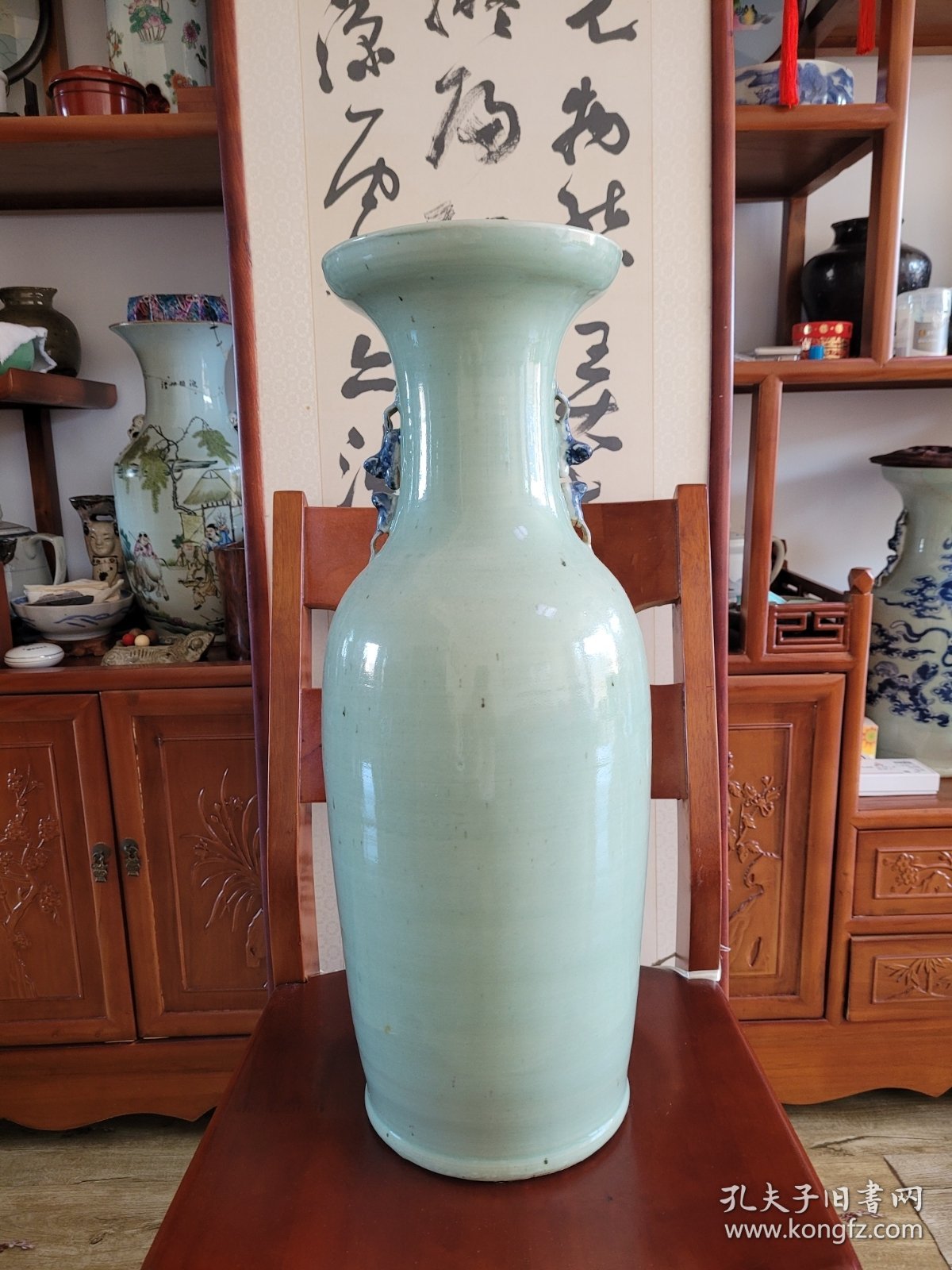 清中期：豆青釉青花加白平升三级300件大瓶。画工精美，青花发色靓丽。高59.7厘米，直径23厘米。口沿内釉表面有一个1厘米长，很浅的缩釉（出窑前形成的）。保真。顺丰包邮，保价。 清嘉道时期的300件青花加白大瓶，保留到今天，如此品相，非常难得。