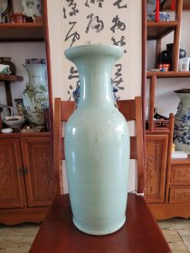 清中期：豆青釉青花加白平升三级300件大瓶。画工精美，青花发色靓丽。高59.7厘米，直径23厘米。口沿内釉表面有一个1厘米长，很浅的缩釉（出窑前形成的）。保真。顺丰包邮，保价。 清嘉道时期的300件青花加白大瓶，保留到今天，如此品相，非常难得。