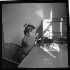 【老底片Z03691】《小女孩钢琴玩具收音机》120黑白负片底片1张，66画幅，保存好，