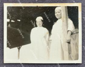 抗战时期 河北石家庄日军华北方面军第161兵站病院内的两名护士 原版老照片一枚