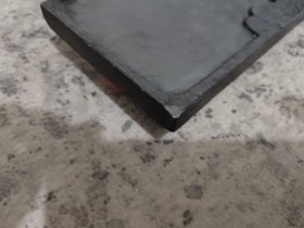 龙吐水歙砚 上世纪八九十年代产品 手工制作 底角小磕 砚背部腊封 下发都不错 很实用…