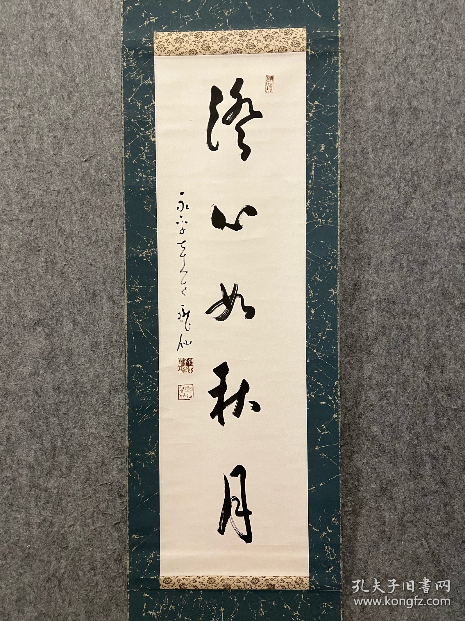 古筆书法茶挂，【高阶珑仙】全日本佛教会会长 曹洞宗十八代管长。永平寺七十一世贯首。福冈县生。号是玉堂。出家进入高阶默仙之门。曹洞宗大学教授。成为福冈县安国寺、静冈县可睡斋的住持，之后移居总持寺、永平寺。全日本佛教会会长。昭和43年（1968）寂、90岁