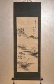 【田能村直入】1814—1903
名称:老字画【山水图】老作品，
画家:直入山樵
材质:纸本绫裱立轴，
规格:53*136(画心尺寸cm)
        68*190(整体尺寸cm)
品相:如图 老旧，黄斑，
轴头:轴头完整
作者介绍
【田能村直入】1814—1907著名的绘画大师。画家田能村竹田的养继子。文化11年2月10日（1814年3月31日出生于豊后直入郡竹田町幼名松太、伝太，字虚红、