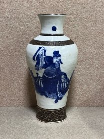 清中期 青花八仙人物观音瓶 高 24.5cm。 最后一图一条开片加深。 其余品相完整。