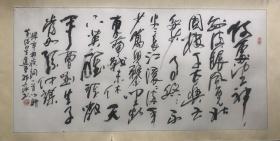 著名书法家，辽东韩之泳书法（作品保真，画心62*129）韩之泳生于1953年，四川省成都人。辽宁省本溪市书画研究会会长，现任，辽宁省本溪市书画研究会会长，辽东书画院院长，本溪市工艺家协会副主席兼秘书长，本溪市观赏石文化研究会副主席兼秘书长，本溪市诗词学会副秘书长，本溪市环境装饰艺术学会名誉主席，本溪市书画工艺品市场经理，本溪市商务进出口公司名誉董事长，本溪市书画艺术学校校长。