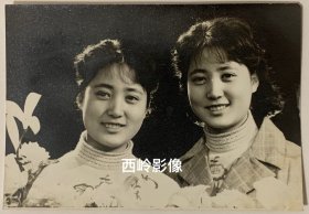 【老照片】1980年代漂亮的两姐妹合影