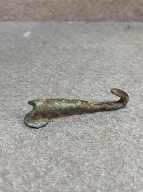 战汉青铜带钩，一线皮壳，不老包退，长 6.5cmm。尾部断。
