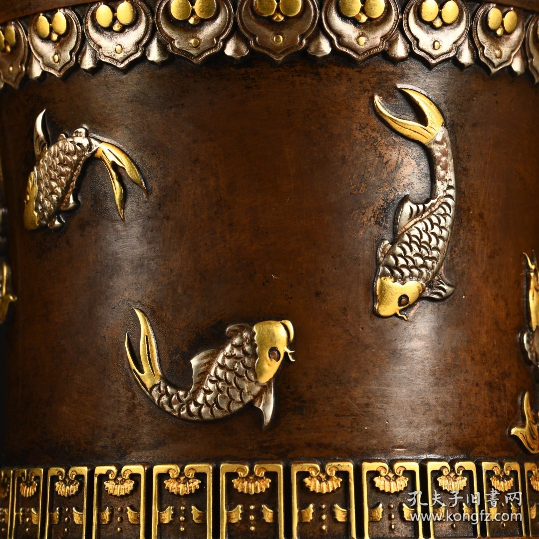 铜鎏金年年有鱼笔筒