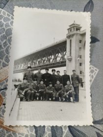 老照片 总后勤部政治部青年工作会议于1961年在武汉后勤学校召开，结束后与会同志留影于长江大桥畔