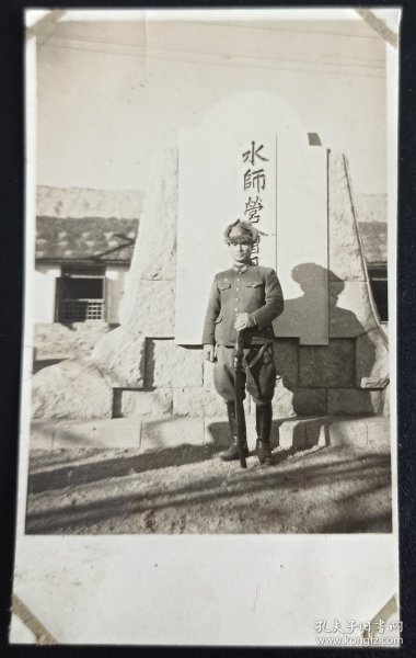 民国银盐老照片 大连旅顺水师营前的日军 品好如图 尺寸长9.8cm 宽5.8cm