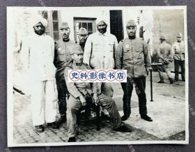 【上海史料】1938年 驻上海日军第14碇泊场饭岛部队广惠队士兵与印度籍巡捕在上海码头（日称“波止场”）合影照一枚