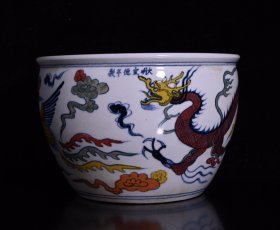 明宣德五彩龙凤纹缸，高17.6×25.5厘米