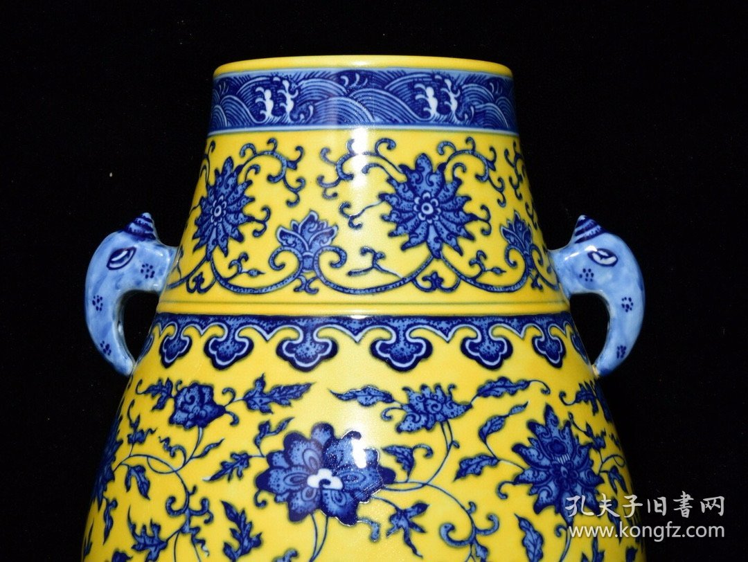 清乾隆黄釉青花缠枝花卉纹双耳尊，高33×25厘米