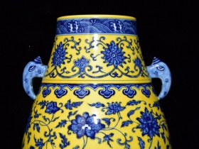 清乾隆黄釉青花缠枝花卉纹双耳尊，高33×25厘米