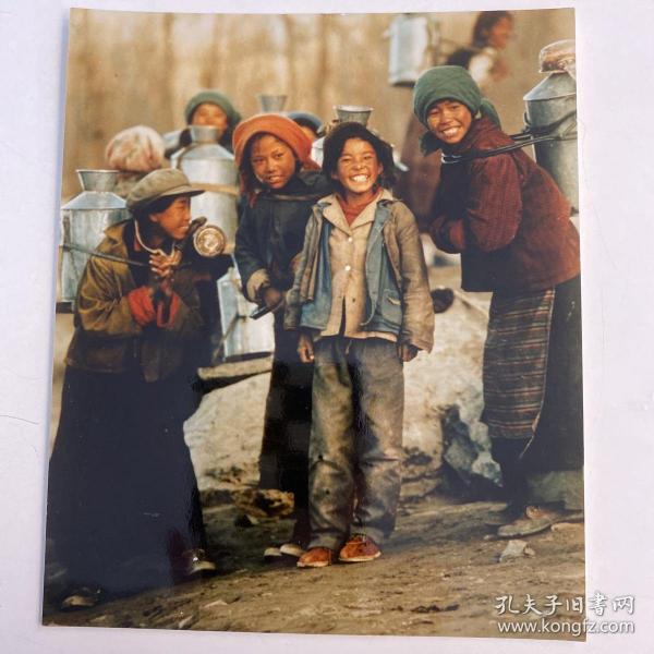 《中国摄影》旧藏国际得奖摄影作品：陈文月 （《中国民航报》摄影记者）《背水去》（获第四届亚太地区摄影比赛“奥卡莫吐”奖） 13*15公分，R1022