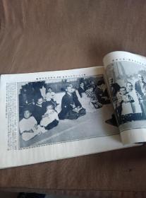 1922年10月出版(日本大正十一年)《历史写真》画册。大正时代，是洋风劲吹的时代。明治时代向西方学习，取得不小成就。但明治时代女性地位，却跟江户时代没有多少变化。到了昭和年代，女性也是男人的附庸。只有在大正短短十几年间，日本作家们才能喊出，女性是太阳的口号。