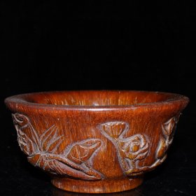 早期收藏 老牛角手雕刻荷花莲子碗摆做工精细 品相如图 尺寸：长11.5厘米 宽11.5厘米 高5.5厘米 重264克