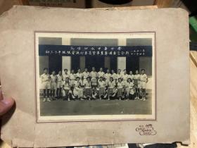 1951年爪哇泗水中华中学毕业留念一张，照片尺寸17x12.5cm
