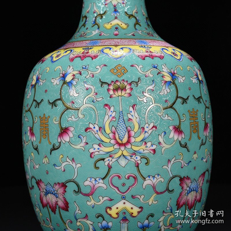 清乾隆松石绿地轧道粉彩花卉纹瓶 37*15厘米