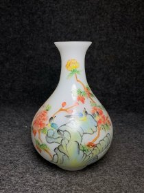经典收藏古法琉璃手工绘彩花瓶
瓶子尺寸：直径11厘米。高17.3厘米
盒子尺寸:长宽高27.5/20.5/17厘米