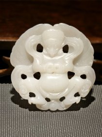 辽金时期的和田伽罗罗白玉佩，雕工精致，玉质细腻，色泽白润