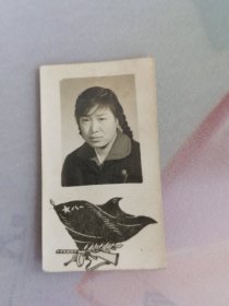 老照片八一军旗图案的女子照片