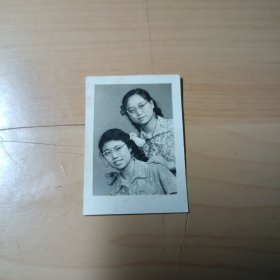 老照片–50年代两个漂亮女孩合影（2）