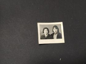 老照片：80年代俩姐妹