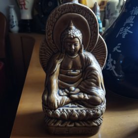 老酒瓶:长寿仙水佛祖酒瓶一个，少见漂亮。值得收藏。