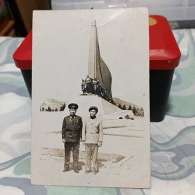 军官在长征纪念碑前老照片