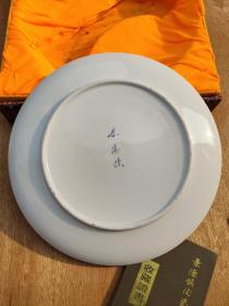 马小英，女，高级陶瓷工艺美术师，1975年生于“瓷都”景德镇陶瓷世家，1996年毕业于景德镇陶瓷美术学院美术系。现为江西省工艺美术学会陶瓷艺术专业委员会委员，景德镇市陶瓷美术家协会会员。毕业后，一直从事陶瓷绘画创作工作。