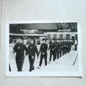 老照片：70年代中国女运动员列队入场照片（照片中的女运动员们一定有人知道她们姓甚名谁一一有望赐教）20.5x15.5cm