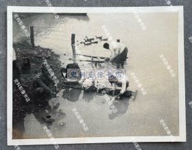 1940年代早期 南京浦口扬子江岸浣洗的老百姓 原版老照片一枚