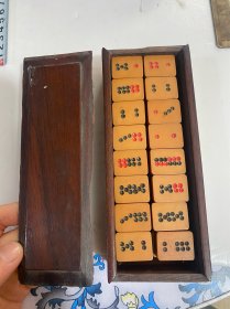 红木原盒老料牌九，32够数，年头多或轻或重都有裂，如图