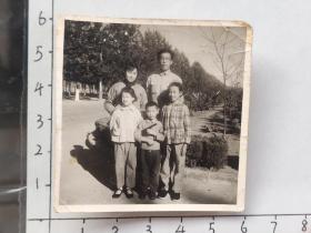 60年代一家五口昆明工学院校园合影照片(邹位相册，邹位约1961年毕业于昆工附中，之后就读于昆明工学院)