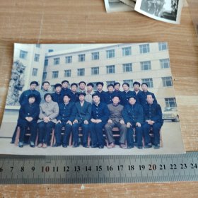 九十年代 徐水县干部在县政府楼前合影留念 长18宽12.7厘米