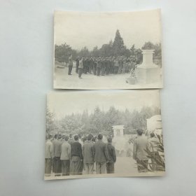 1965年清明节，时任北京101中学教导主任靳邦杰与101中学高二二班同学在八宝山任弼时墓前宣誓“把中国革命进行到底，永远高举毛泽东思想红旗”照片两枚（著名教育家，原北京汇文中学校长靳邦杰旧藏，均有其亲笔题记）