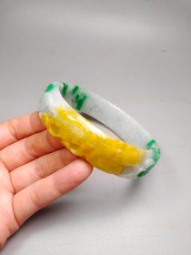 缅甸三色老翡翠雕刻臂镯手镯，内径8.1cm，条粗2.1cm，