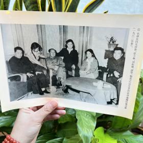 老照片印刷品：1962年春，毛泽东同毛岸青、张少林、刘松林、邵华、杨茂之在中南海