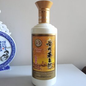 茅台酒瓶：专卖店一个，前标有疵，具体请看图。