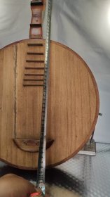 老月琴，木质优良，品相如图，长度约30厘米，直径约20厘米。适合喜欢传统乐器的朋友。功能完好，无需维修。感兴趣的朋友可以私聊我，价格好商量哦～